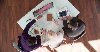 iş adamları verilerle çalışma 