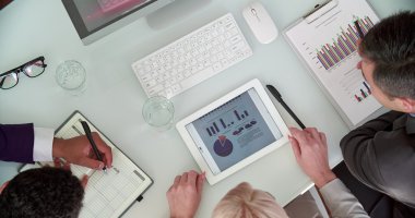 iş adamları verilerle çalışma 