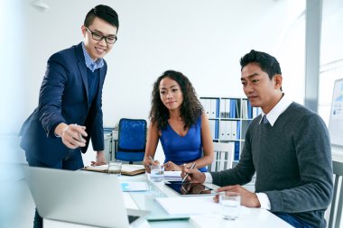  meslektaşları iş sorunları tartışıyor