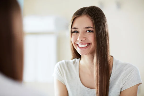 Kvinna med perfekta tänder — Stockfoto