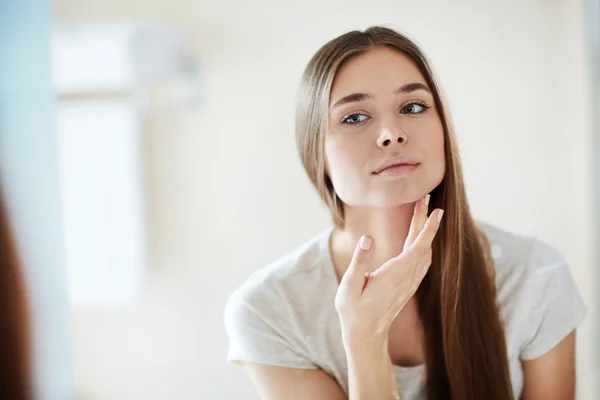 Woman applying cream — Stock Photo, Image