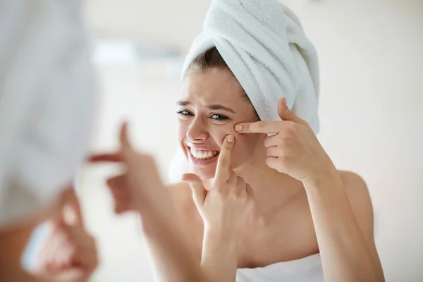 Mujer apretando espinilla — Foto de Stock