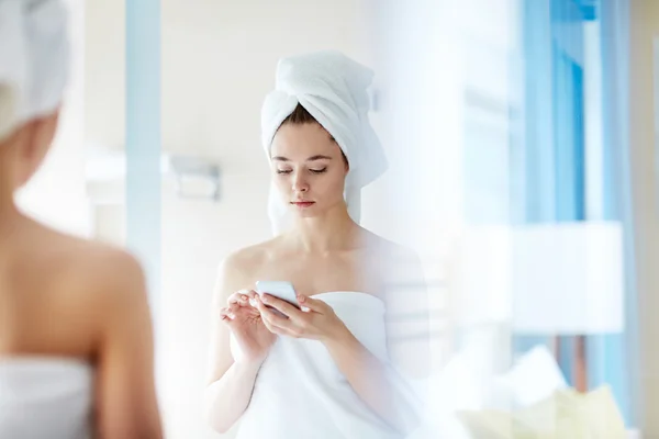 Mujer joven mensajes de texto — Foto de Stock