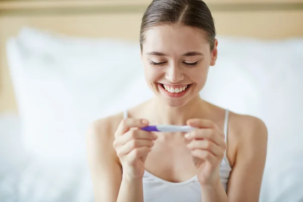 Mujer con prueba de embarazo — Foto de Stock