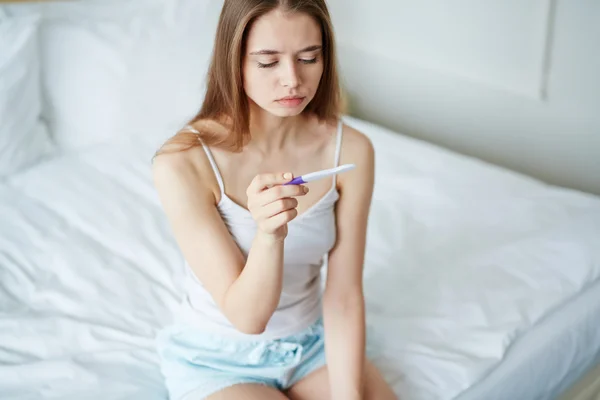 Mujer con prueba de embarazo — Foto de Stock