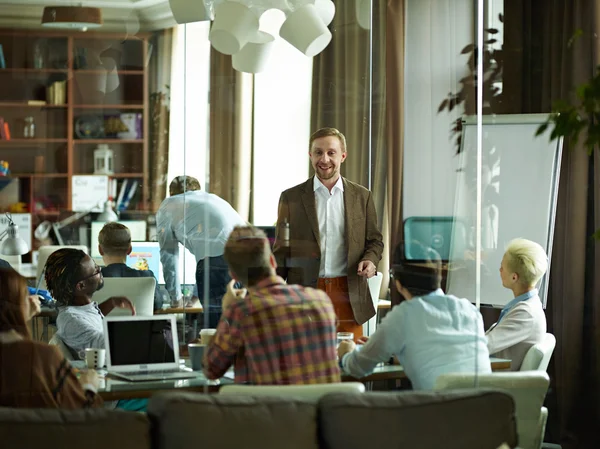 Equipo de negocios que tiene reunión — Foto de Stock