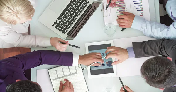 Geschäftsleute arbeiten mit Daten — Stockfoto