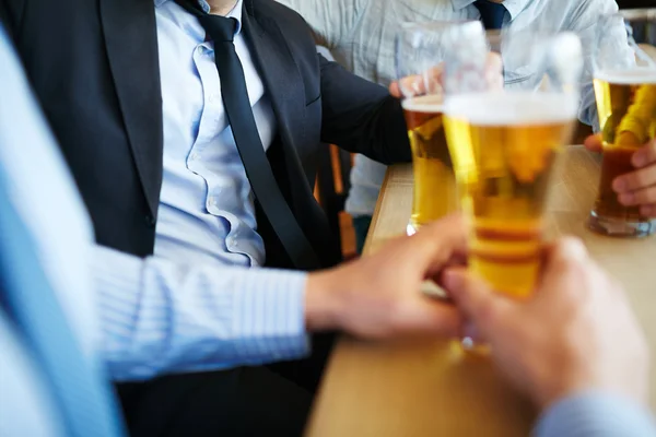 Співробітники з пивом після роботи — стокове фото