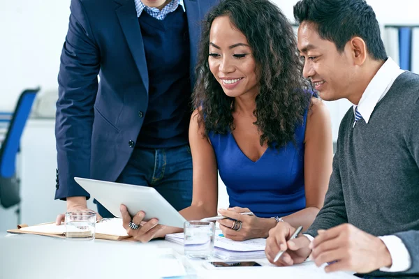 Business folk tittar på skärmen — Stockfoto