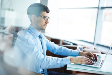 Bilgisayarda Daktilo Yazan İşadamı