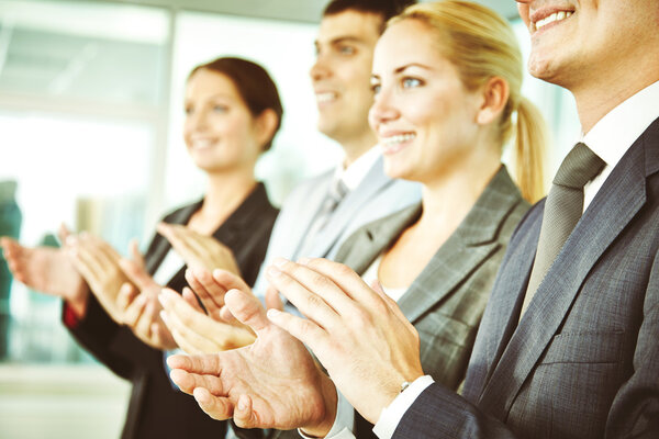 Деловая команда аплодирует
