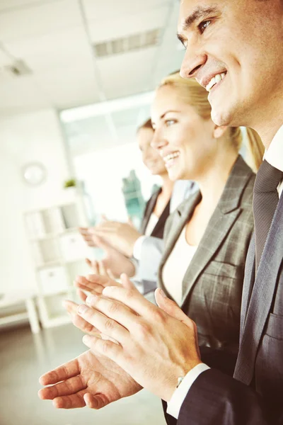 Equipo empresarial aplaudiendo — Foto de Stock