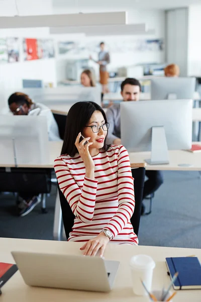 Secrétaire parlant au téléphone — Photo