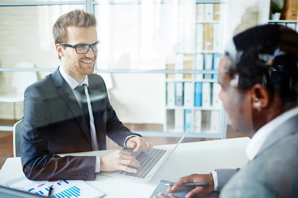 Manager talking to client — Stock Photo, Image