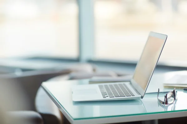 Open laptop and eyeglasses — Stock Photo, Image