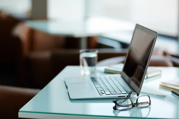 Laptop, bolígrafo y anteojos — Foto de Stock