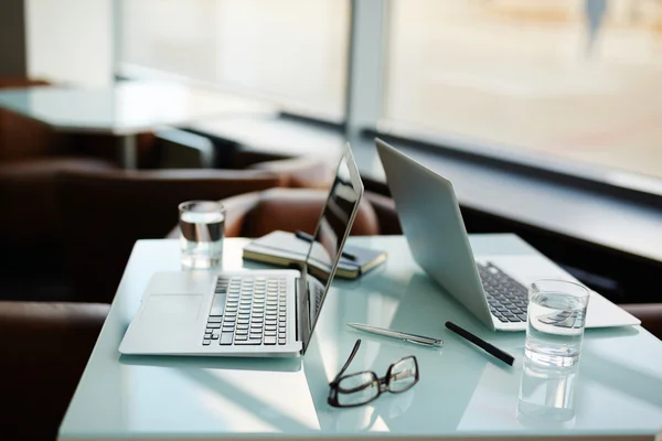 Local de trabalho com laptops abertos — Fotografia de Stock