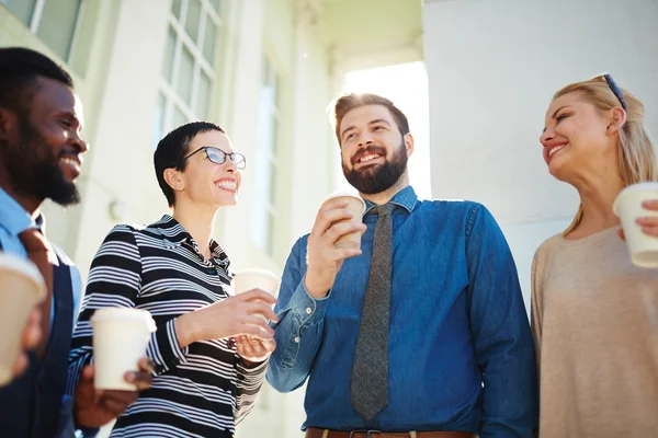 Empleados alegres con café — Foto de Stock