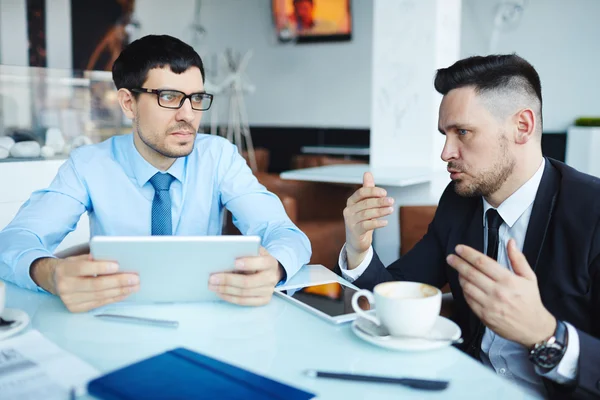 Empresário explicando dados — Fotografia de Stock