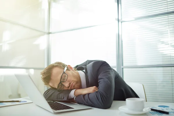 Müder Geschäftsmann schläft — Stockfoto