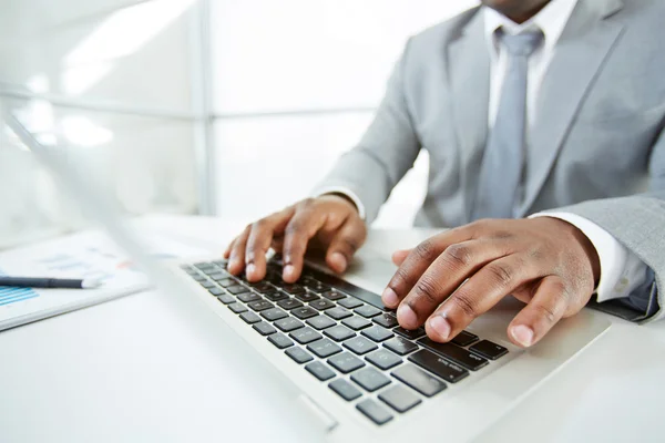 Businessman typing on keyboard — Stock Photo, Image