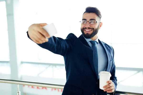 Empresário tirar selfie — Fotografia de Stock