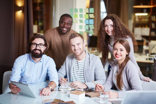 Colegas sentados en la mesa — Foto de Stock