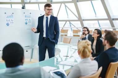 Belge işaret eden işadamı