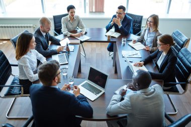 planları tartışan grup