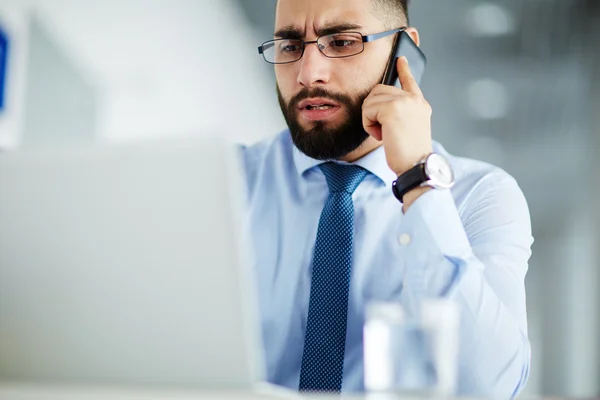 Empresário falando ao telefone — Fotografia de Stock