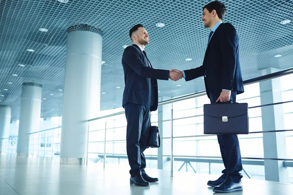 Erfolgreiche Unternehmer beim Händeschütteln — Stockfoto