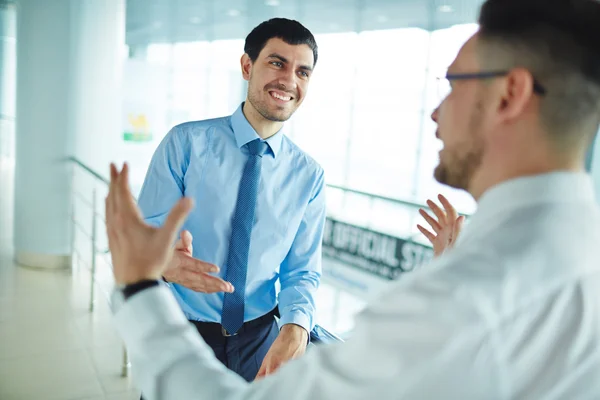 Manager luisteren naar collega — Stockfoto