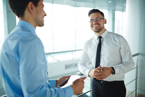 Zakenlieden discussie — Stockfoto