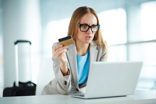 Affärskvinna med kreditkort — Stockfoto