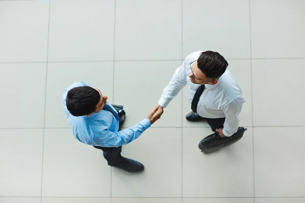 Empresários bem sucedidos aperto de mão — Fotografia de Stock