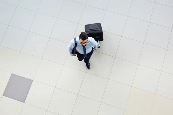 Uomo d'affari che trasporta valigia — Foto Stock