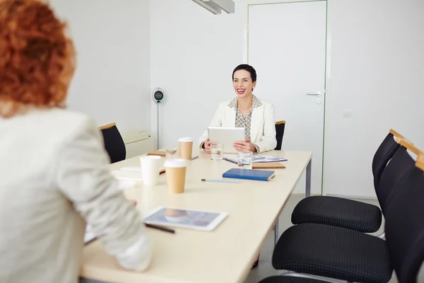 Datore di lavoro con intervista touchpad — Foto Stock