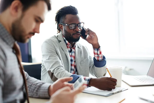 Empleado hablando por teléfono — Foto de Stock