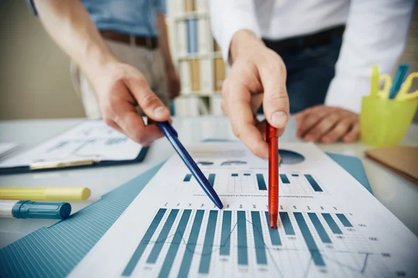 Businessmen discussing data — Stock Photo, Image