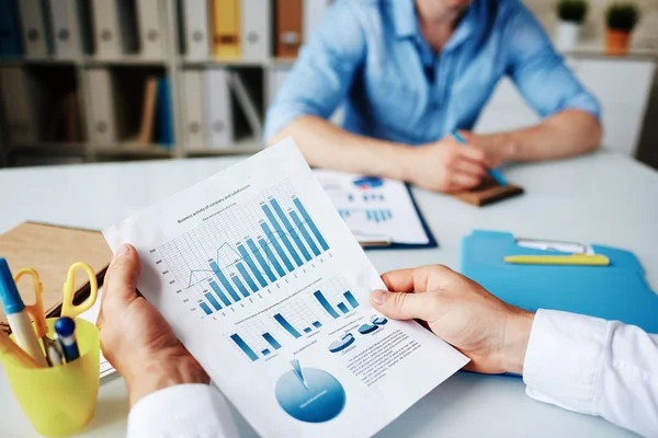 Businessman holding document — Stock Photo, Image