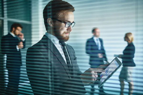 Empresário analisando dados — Fotografia de Stock