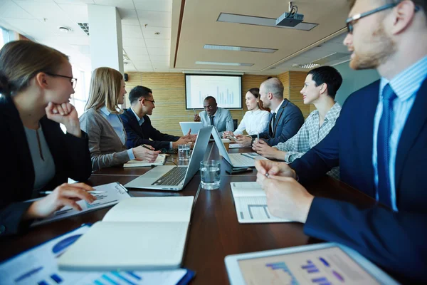 Gruppe diskutiert Pläne — Stockfoto