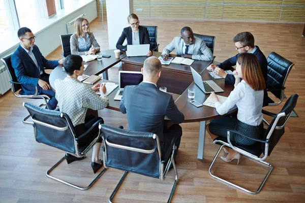 Gruppen diskuterar planer — Stockfoto