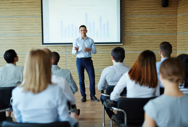 Profesor explicando los datos —  Fotos de Stock