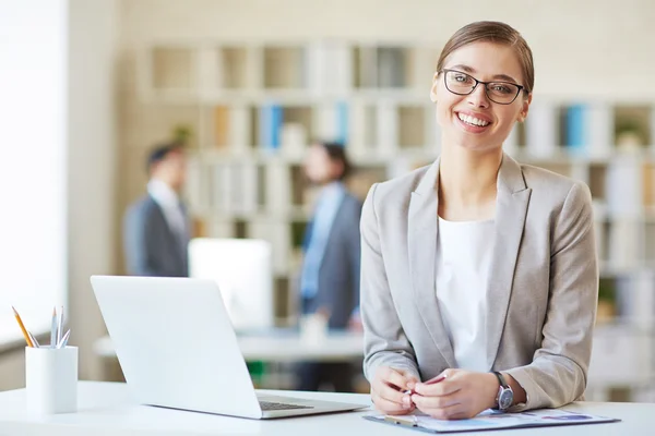 Bella donna d'affari con computer portatile — Foto Stock