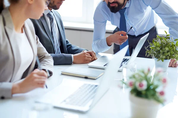 Zakenmensen op zoek naar laptop — Stockfoto