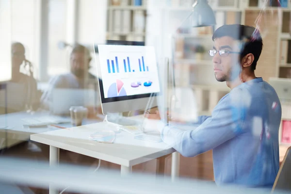 Zakenman achter computer zit — Stockfoto