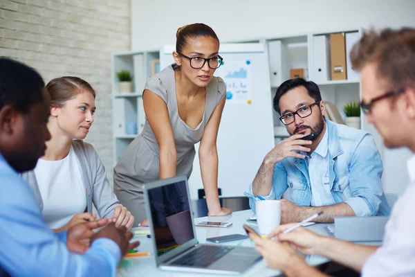 Collega's planning van werkzaamheden — Stockfoto