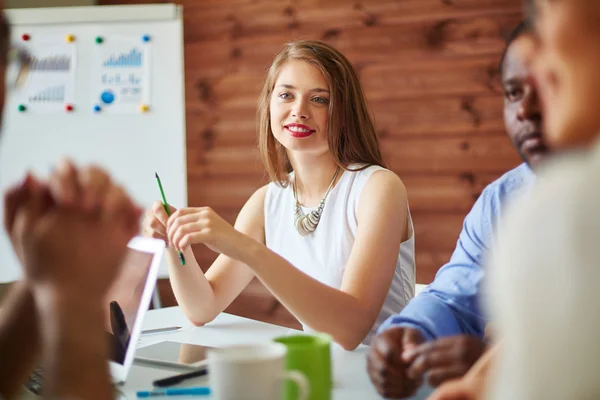 Mujer de negocios bastante joven — Foto de Stock