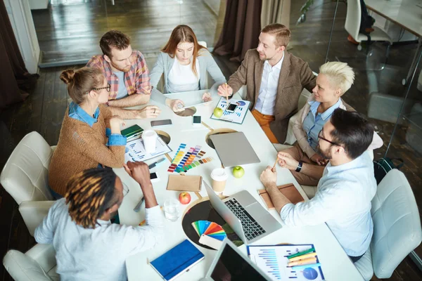 Collega's communiceren tijdens bijeenkomst — Stockfoto